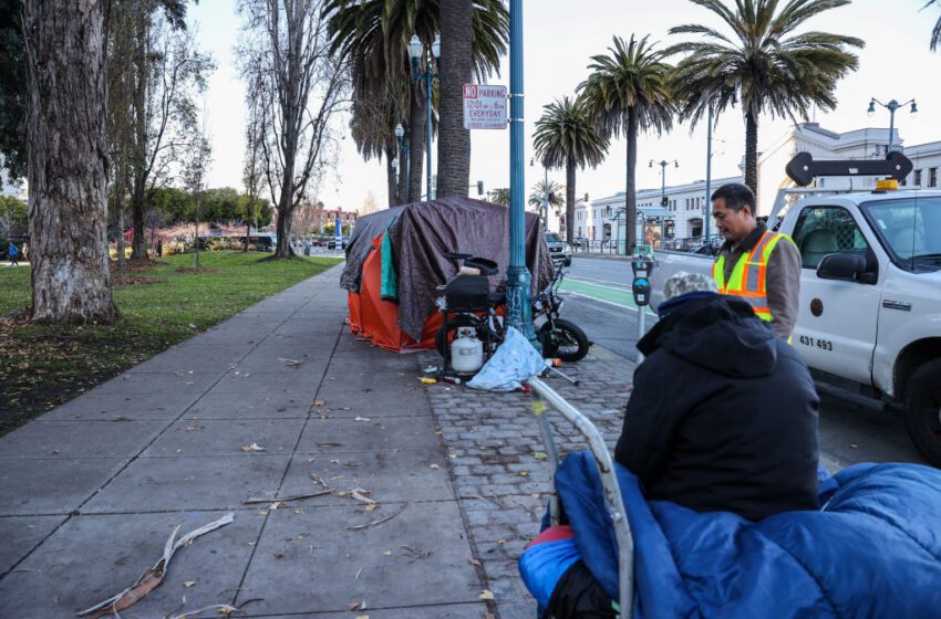  San Francisco barre campamentos para personas sin hogar en medio de tormentas de invierno a pesar de una orden judicial