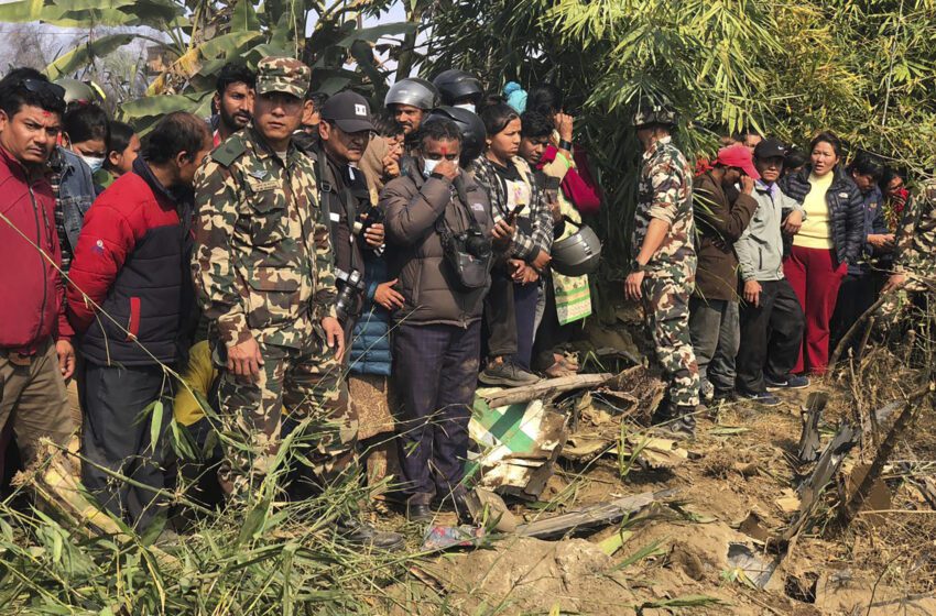  Un avión se estrella al aterrizar en un balneario de Nepal; 32 muertos