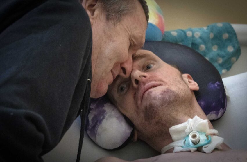  Un padre cariñoso y su hijo herido pagan los costes de la guerra en Ucrania