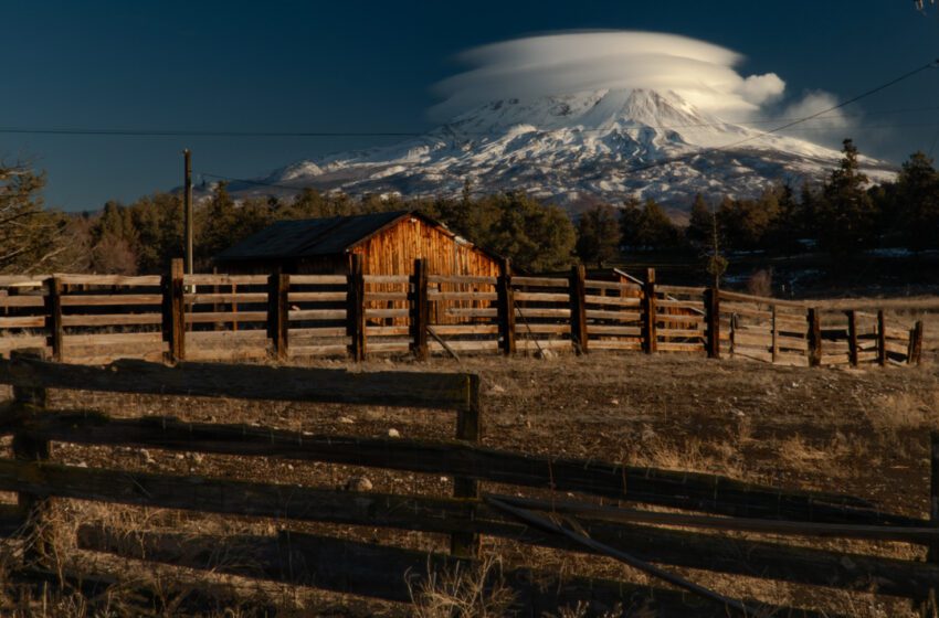  Una nube lenticular en la cima del Monte Shasta en California ofrece un espectáculo durante todo el día