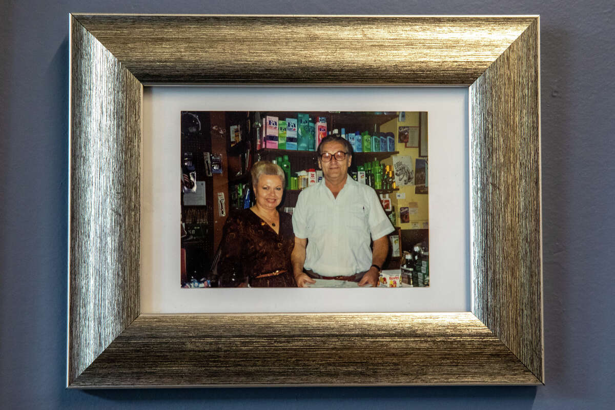Una foto de Brigitte y Boris Lehr, los propietarios originales de Lehr's German Specialties, cuelga de la pared de la tienda en Noe Valley de San Francisco, California, el 29 de enero de 2023.