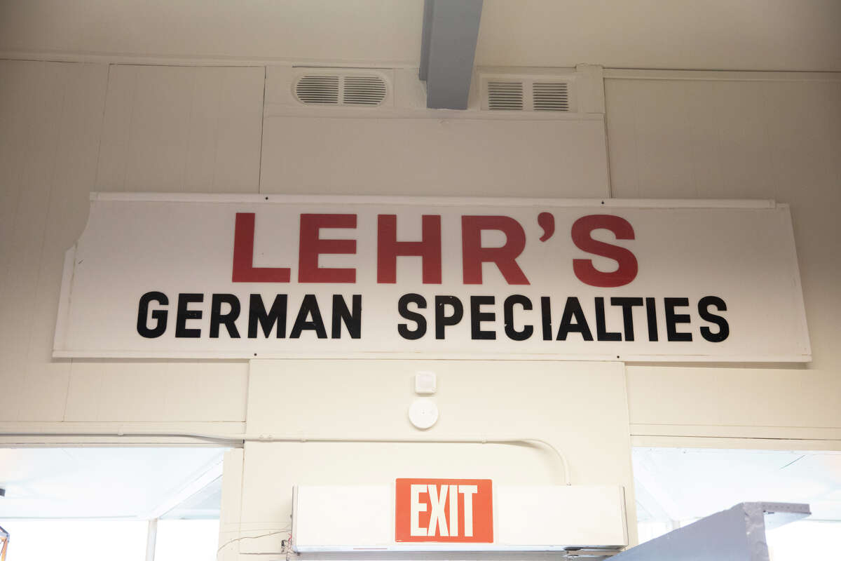 El letrero original cuelga adentro, justo encima de la puerta, en Lehr's German Specialties en Noe Valley de San Francisco, California, el 29 de enero de 2023.