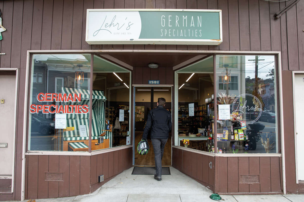 Un cliente entra a Lehr's German Specialties en Noe Valley de San Francisco, California, el 29 de enero de 2023.