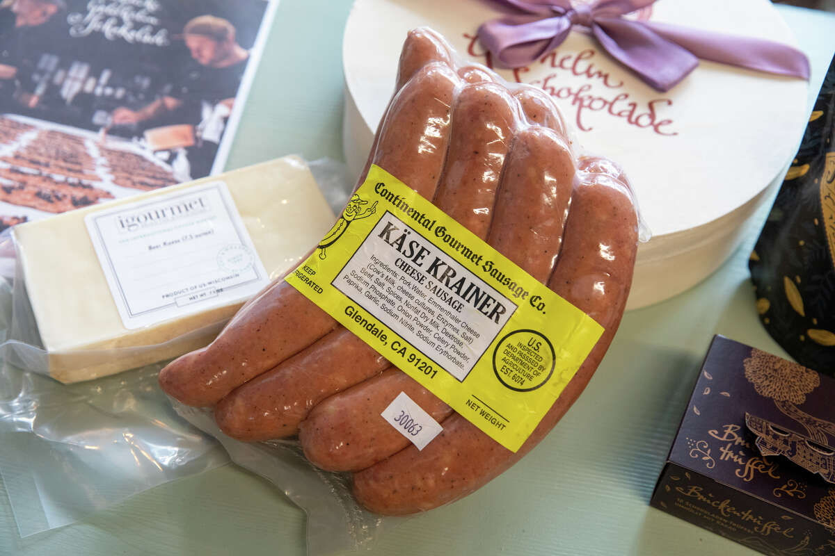 Las salchichas y el queso de estilo alemán son algunos de los alimentos disponibles en Lehr's German Specialties en Noe Valley de San Francisco, California, el 29 de enero de 2023.