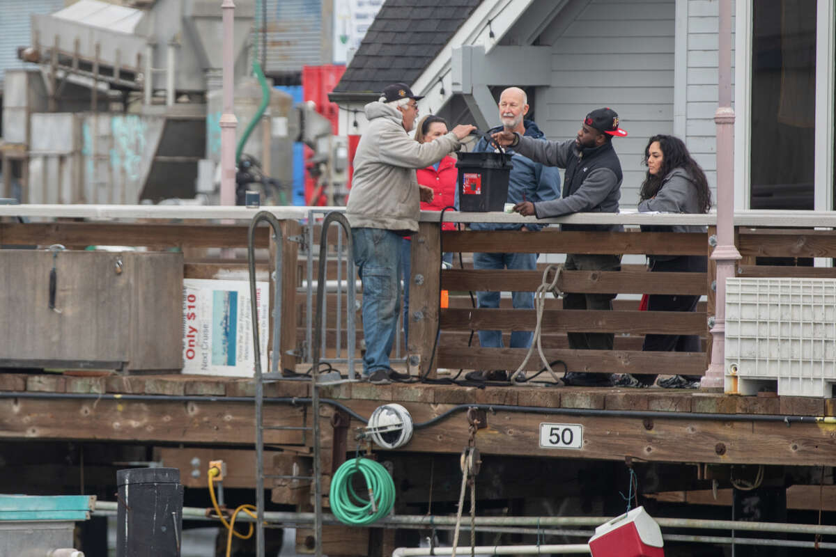 Los clientes compran cangrejos Dungeness recién capturados del barco pesquero Willanina en el Muelle 45 en Fisherman's Wharf en San Francisco, California, el 27 de enero de 2023.