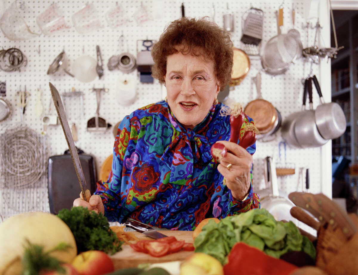 Julia Child trabaja en su cocina. Se dice que el difunto renombrado chef y residente de Santa Bárbara consultó sobre el Egg McMuffin. 