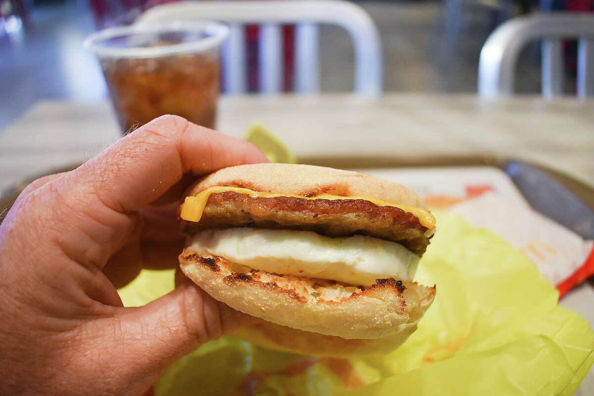 Cincuenta años después, el Egg McMuffn sigue siendo uno de los favoritos en el McDonald's de Santa Bárbara, donde se inventó. 