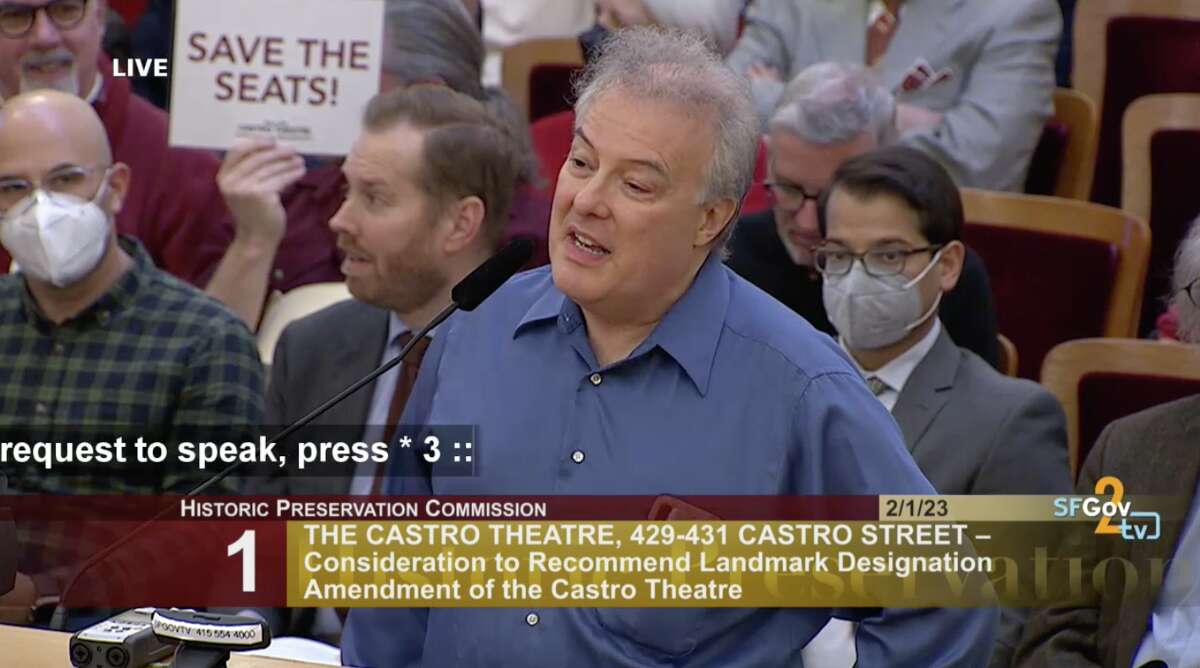 Jello Biafra habla en la audiencia de la Comisión de Preservación Histórica en el Teatro Castro el miércoles 1 de febrero de 2023 en el Ayuntamiento de San Francisco.