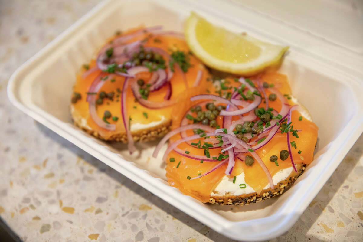 El sándwich de bagel de salmón ahumado y queso crema de Poppy Bagels en Oakland, California, viene con salmón ahumado Nova, cebollas rojas, alcaparras, cebollino y eneldo.