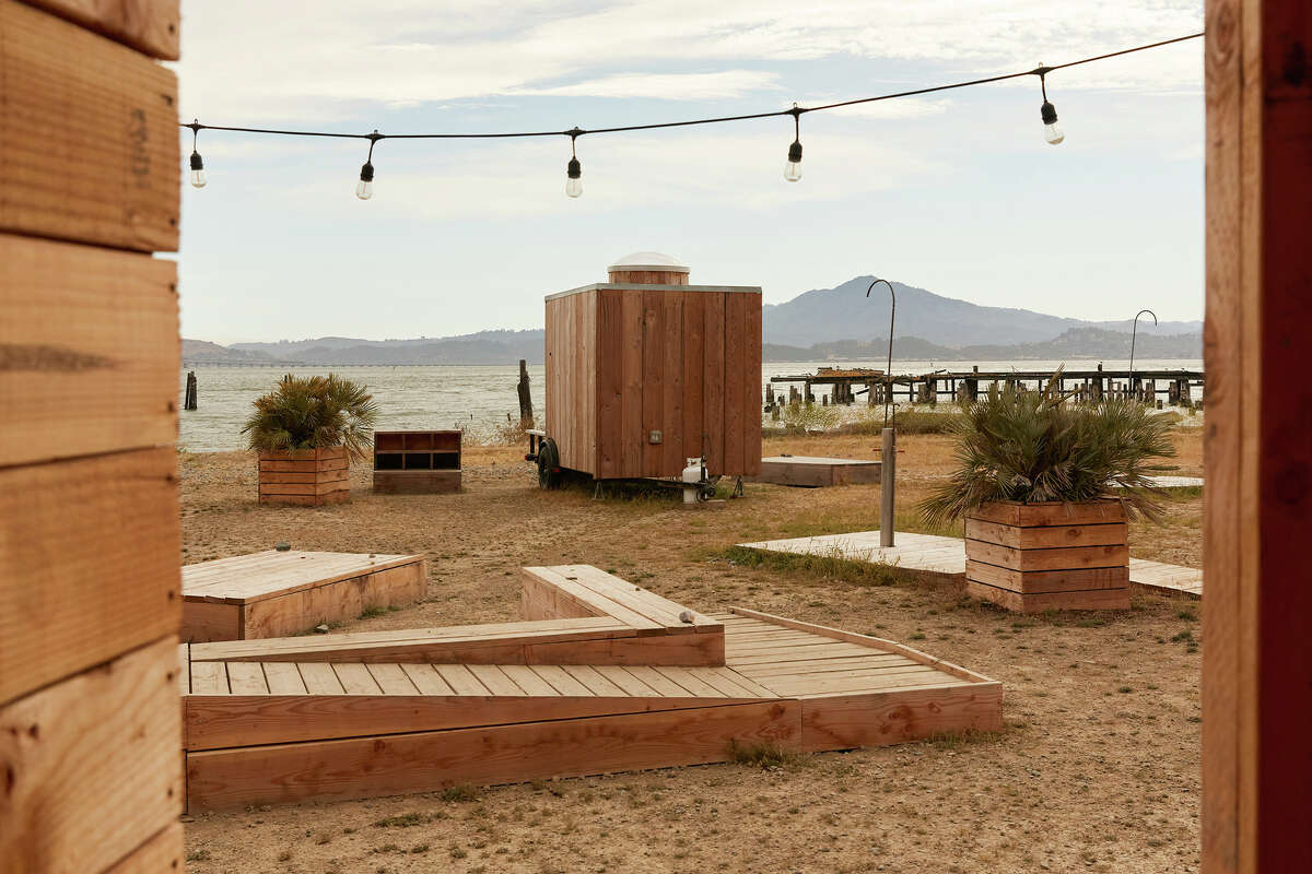 Los cuatro saunas están colocados intencionalmente para la conciencia espacial: para la luz del sol, para las vistas de la bahía de San Pablo hacia Marin o para crear un centro comunitario.