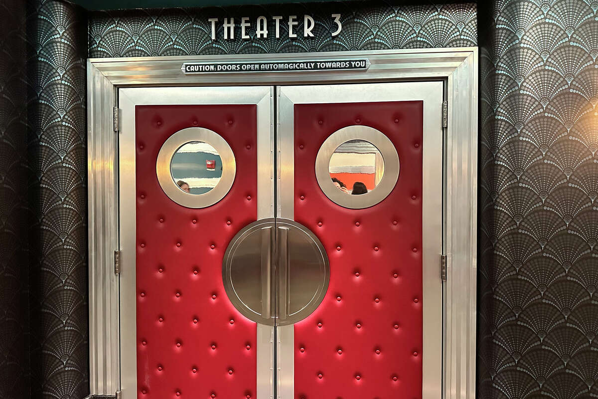 Un Mickey escondido en la puerta del área previa al espectáculo.