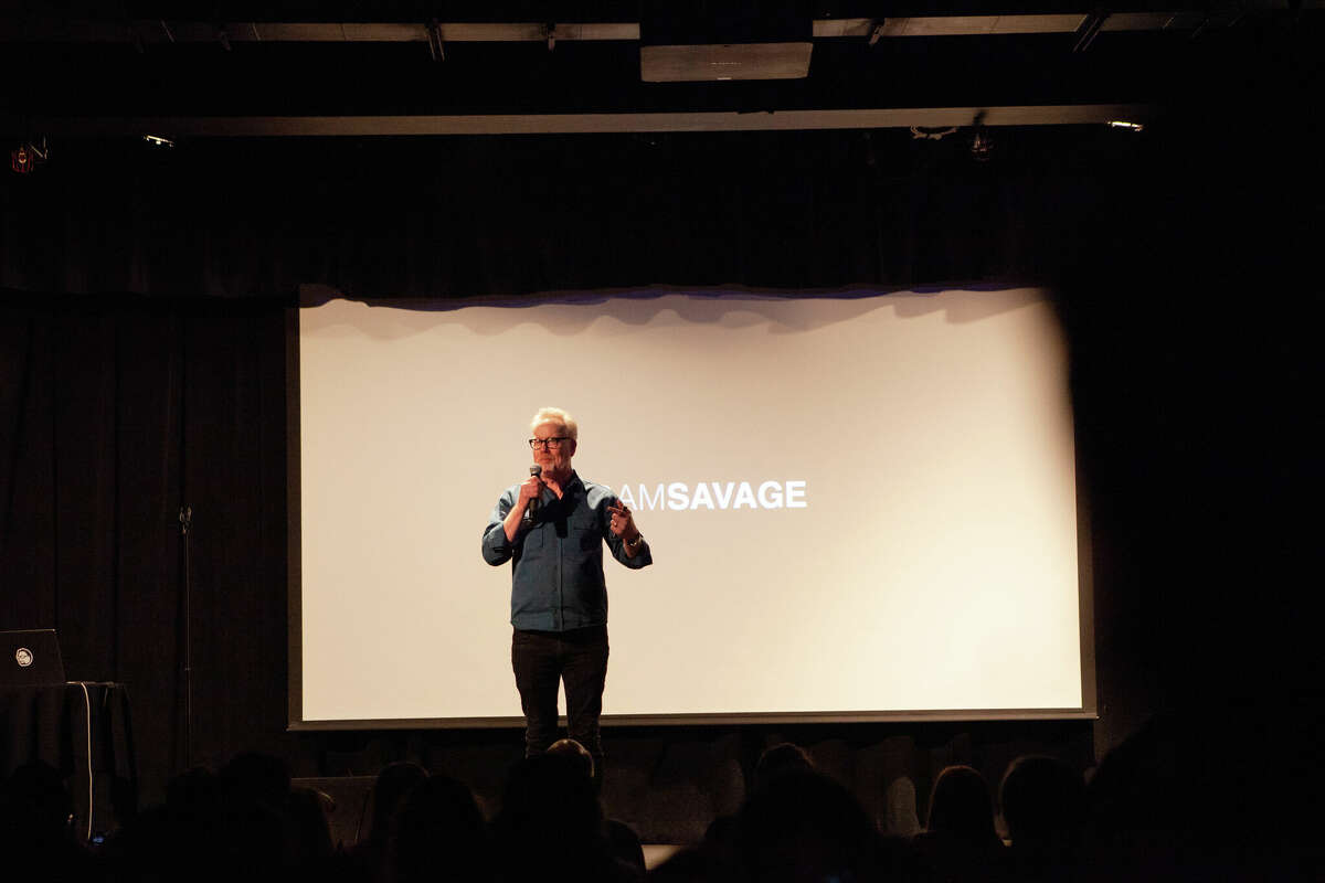 Adam Savage se presenta en Fake TED Talks en Cobb's Comedy Club para el vigésimo aniversario de SF Sketchfest el 2 de febrero de 2023.