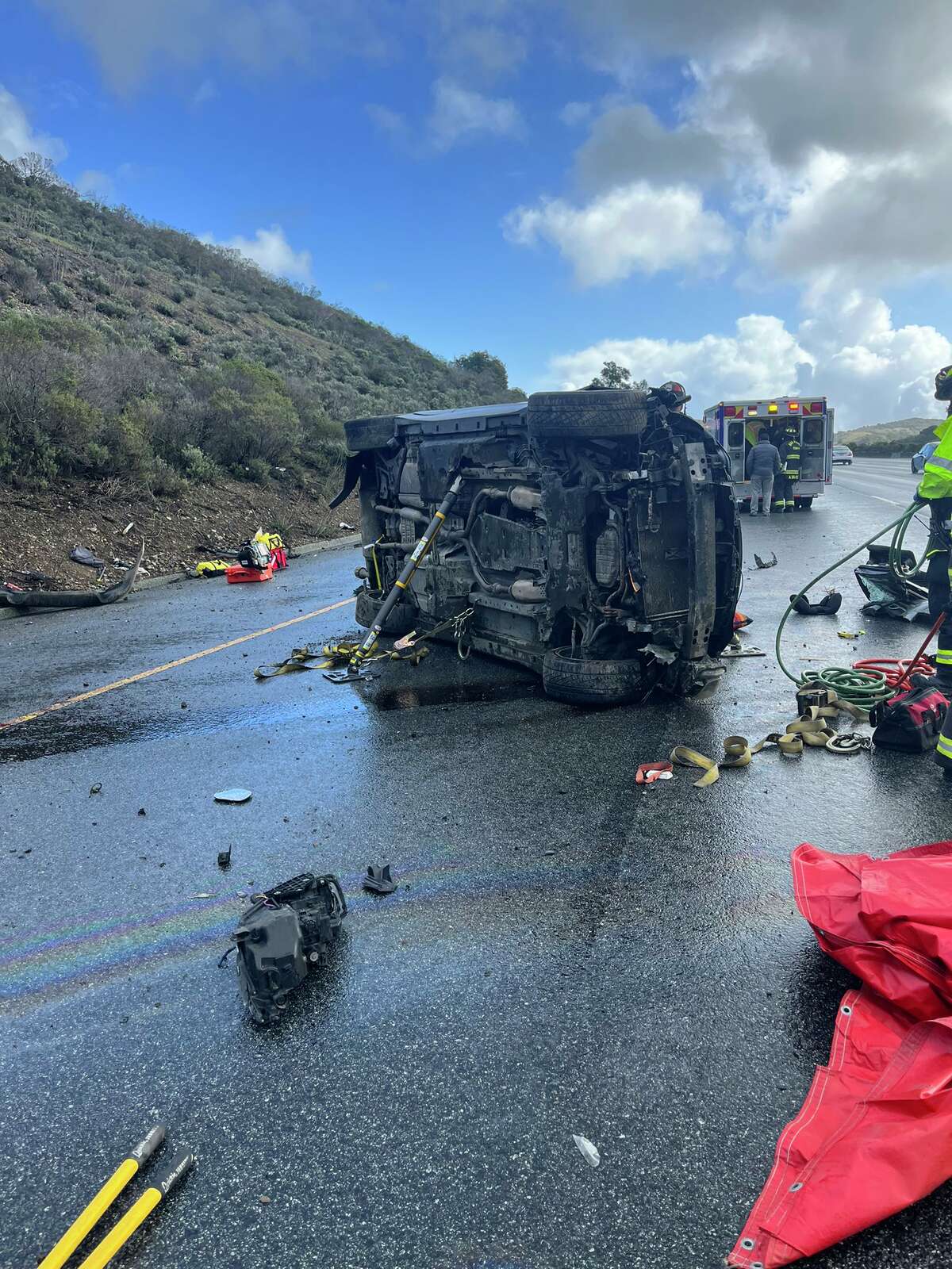 Los bomberos sacaron a un bebé y dos adultos de un SUV que volcó sobre su lado en dirección sur 280 en el condado de San Mateo el 5 de febrero de 2023.