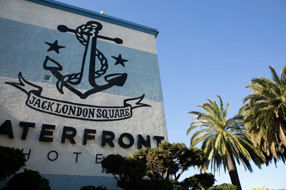 La señalización de Jack London Square se ve a lo largo de Embarcadero West en Oakland, California, el 26 de marzo de 2021. 