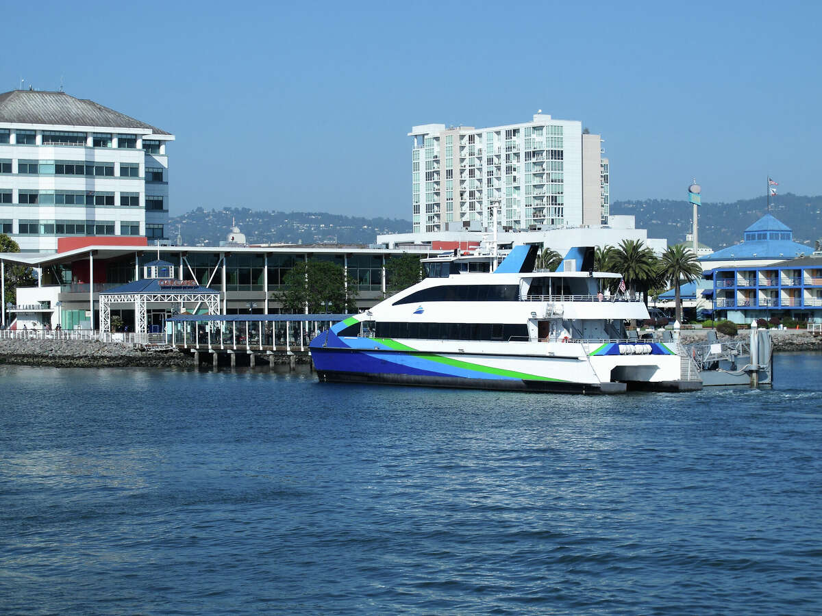 Un ferry llega a Jack London Square en Oakland, California.