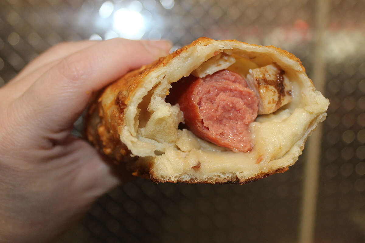 El último truco del patio de comidas de Costco que ha llegado a las redes sociales involucra su hot dog y pollo horneado combinados en un solo bocado monstruoso.