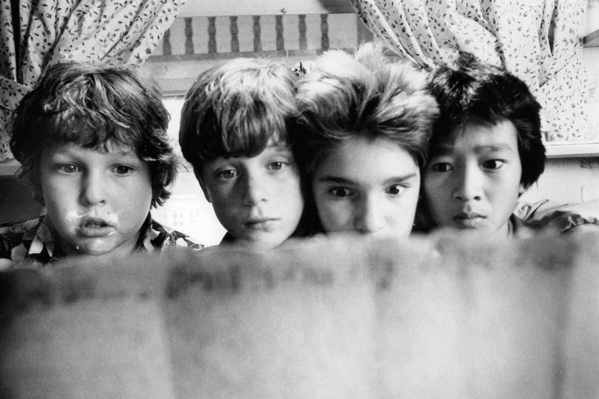 De izquierda a derecha, Jeff Cohen, Sean Astin, Corey Feldman y Ke Huy Quan en una escena de la película de 1985 "Los Goonies". 
