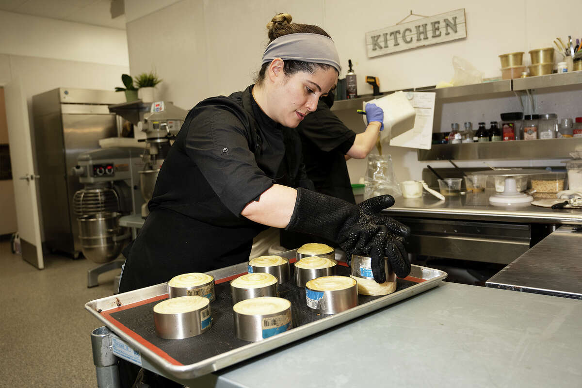 El chef Maliheh Sadeghi muestra cómo hacen croissants en espiral en Marvel Cake en Campbell, California, el 13 de enero de 2023.