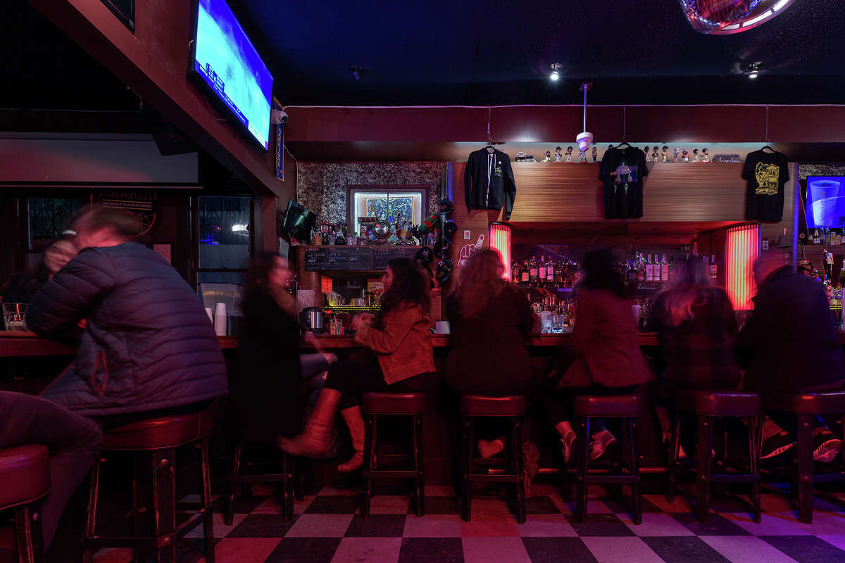 Pop's Bar en el Distrito de la Misión de San Francisco atrae a diversas multitudes cualquier noche de la semana. 5 de febrero de 2023.