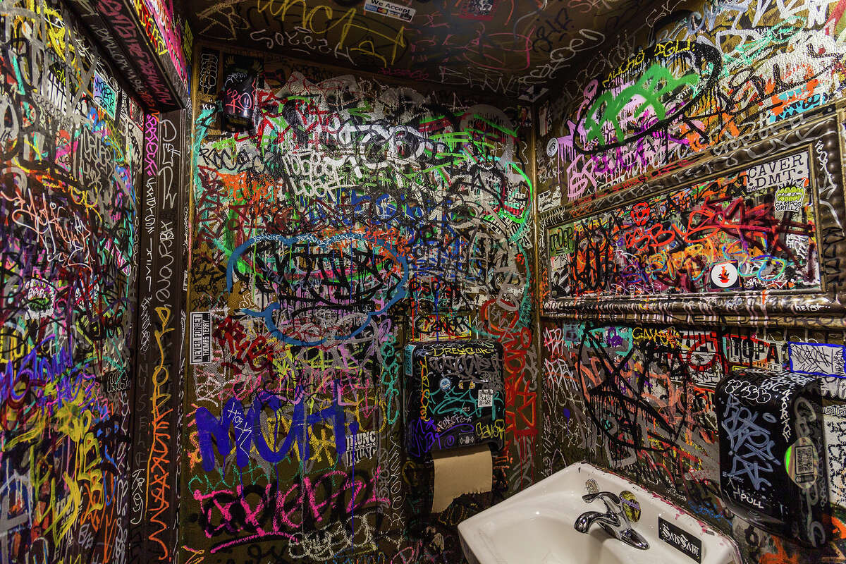 Grafiti en las paredes de los baños del Pop's Bar en la calle 24 en el Distrito de la Misión, visto el jueves 2 de febrero de 2023.