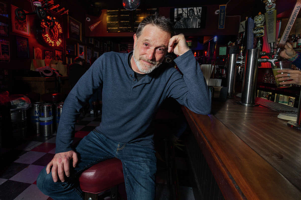 El propietario de Pop's Bar, Tom Tierney, pasa el rato con la multitud del jueves por la noche en su lugar histórico en 24th Street en el Distrito de la Misión el jueves 2 de febrero de 2023.