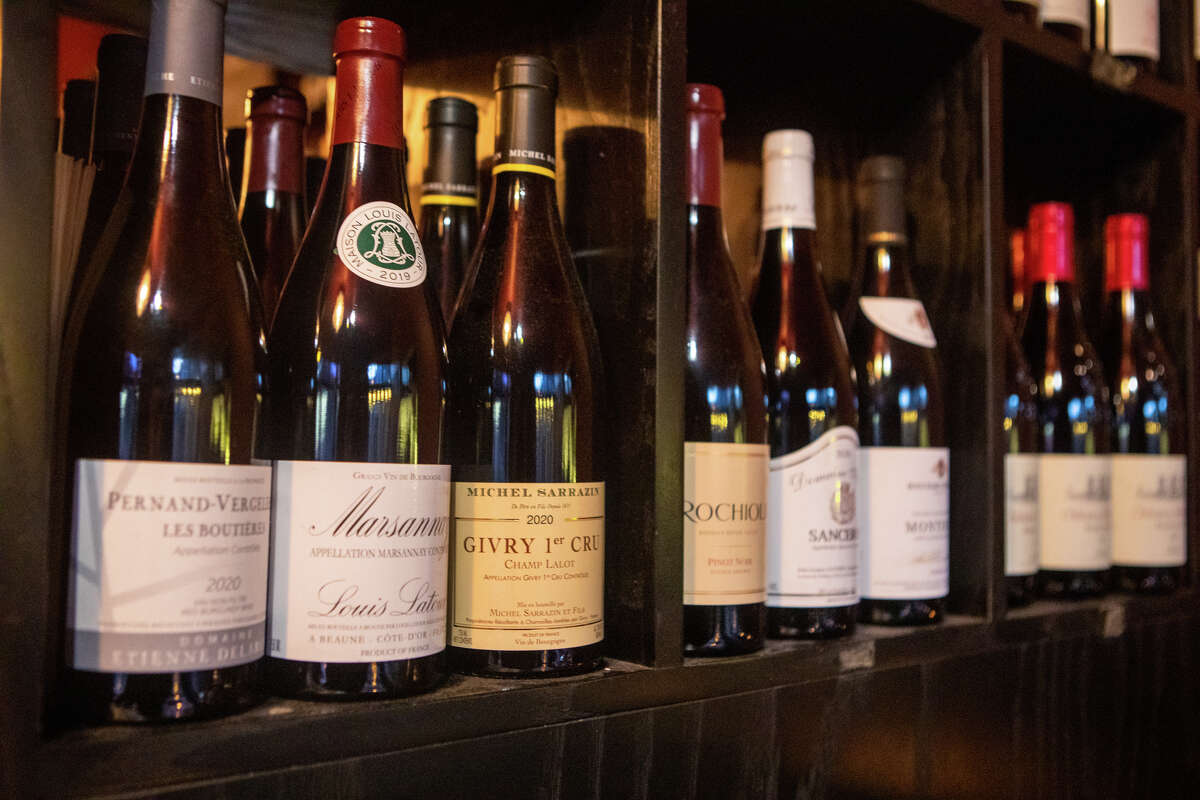 Botellas de vino francés se alinean en un estante en L'ardoise Bistro en San Francisco, California, el 8 de febrero de 2023.