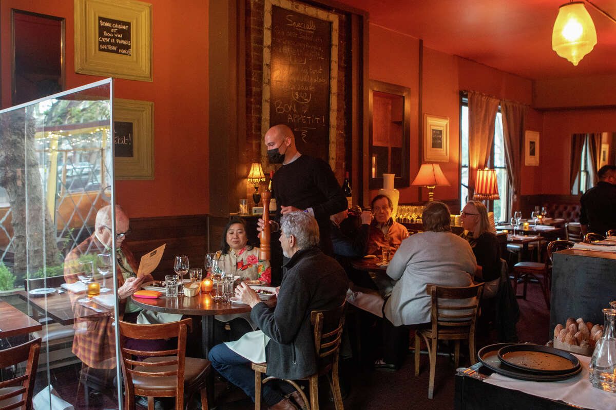 El mesero Fran ois Rousseau sirve a un grupo que cena en L'ardoise Bistro en San Francisco, California, el 8 de febrero de 2023.