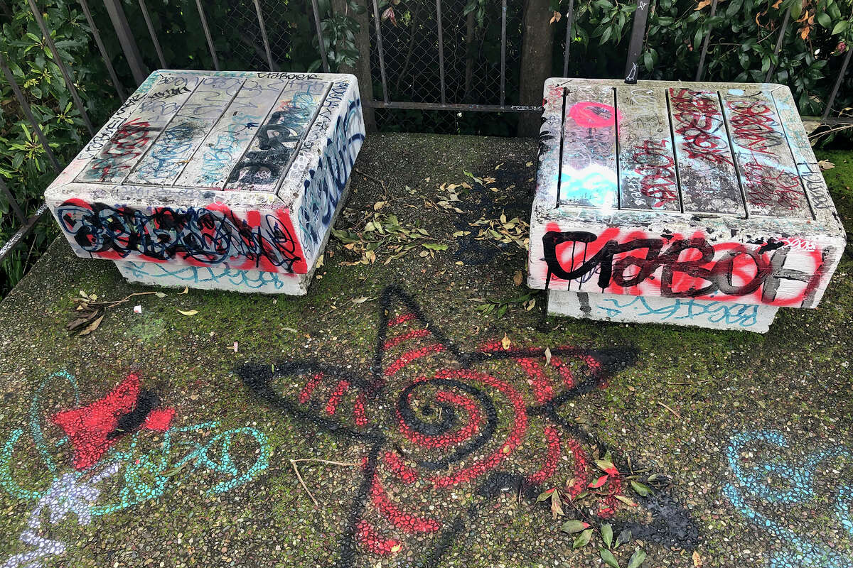 Varios fragmentos de grafiti adornan la plataforma de observación escénica dentro de Jack Early Park, como se vio el martes 7 de febrero de 2023. 