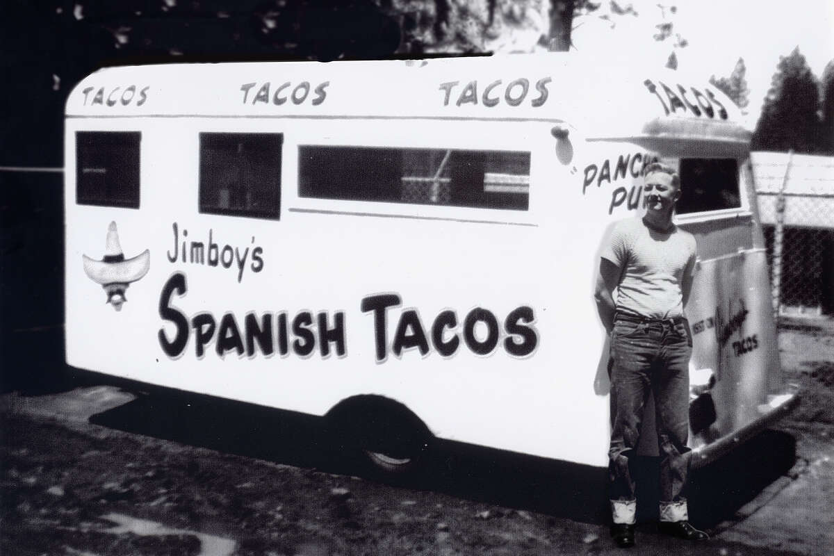 Jim Knudson se para frente al tráiler original de Jimboy's Tacos que comenzó todo hace casi 70 años. 