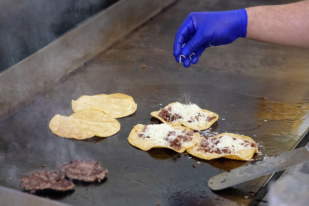 Cocinando tacos en Jimboy's Tacos en Sacramento el 9 de febrero de 2023.