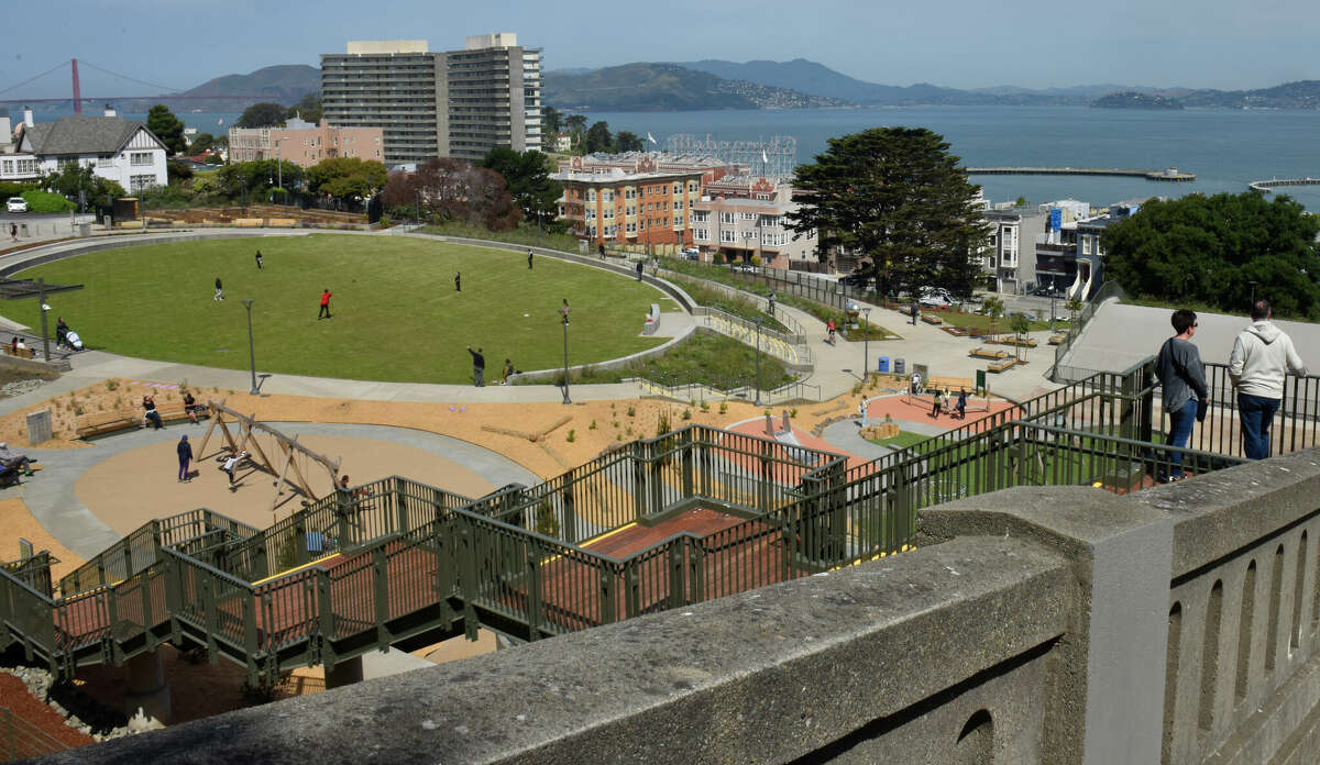 El parque Francisco de Russian Hill, visto aquí desde Hyde Street, ofrece vistas panorámicas de la bahía de San Francisco. 