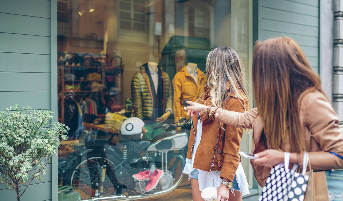 Eche un vistazo a las numerosas boutiques en Polk Street en Russian Hill en San Francisco.