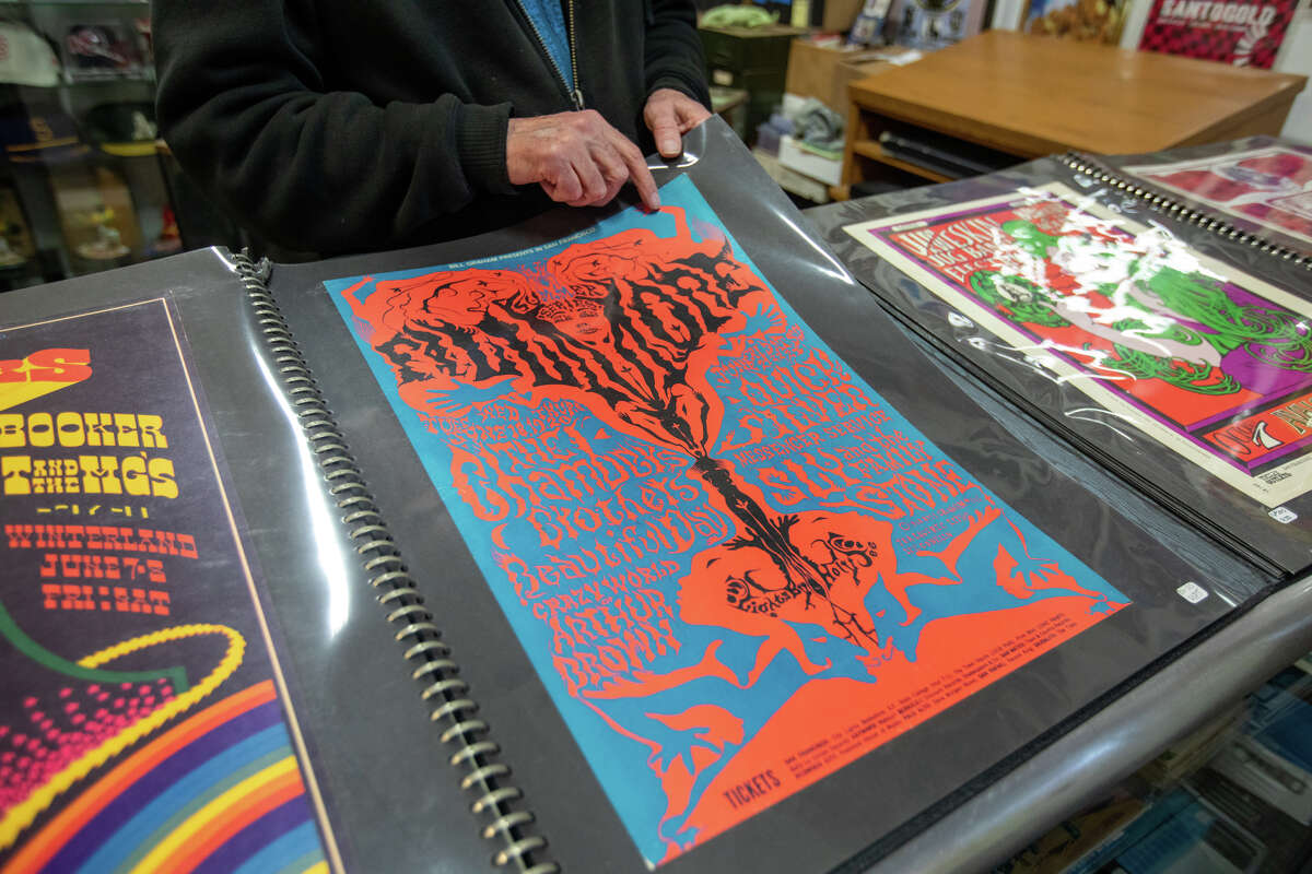 Dennis King muestra algunos de los carteles de conciertos que tiene a la venta en la Galería D.King en Berkeley, California, el 23 de enero de 2023.
