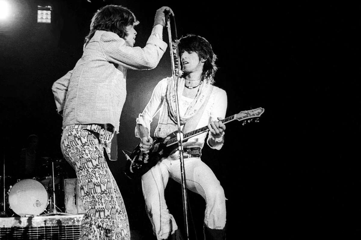Los miembros de los Rolling Stones, Mick Jagger y Keith Richards, actúan en el Cow Palace el 15 de julio de 1975.