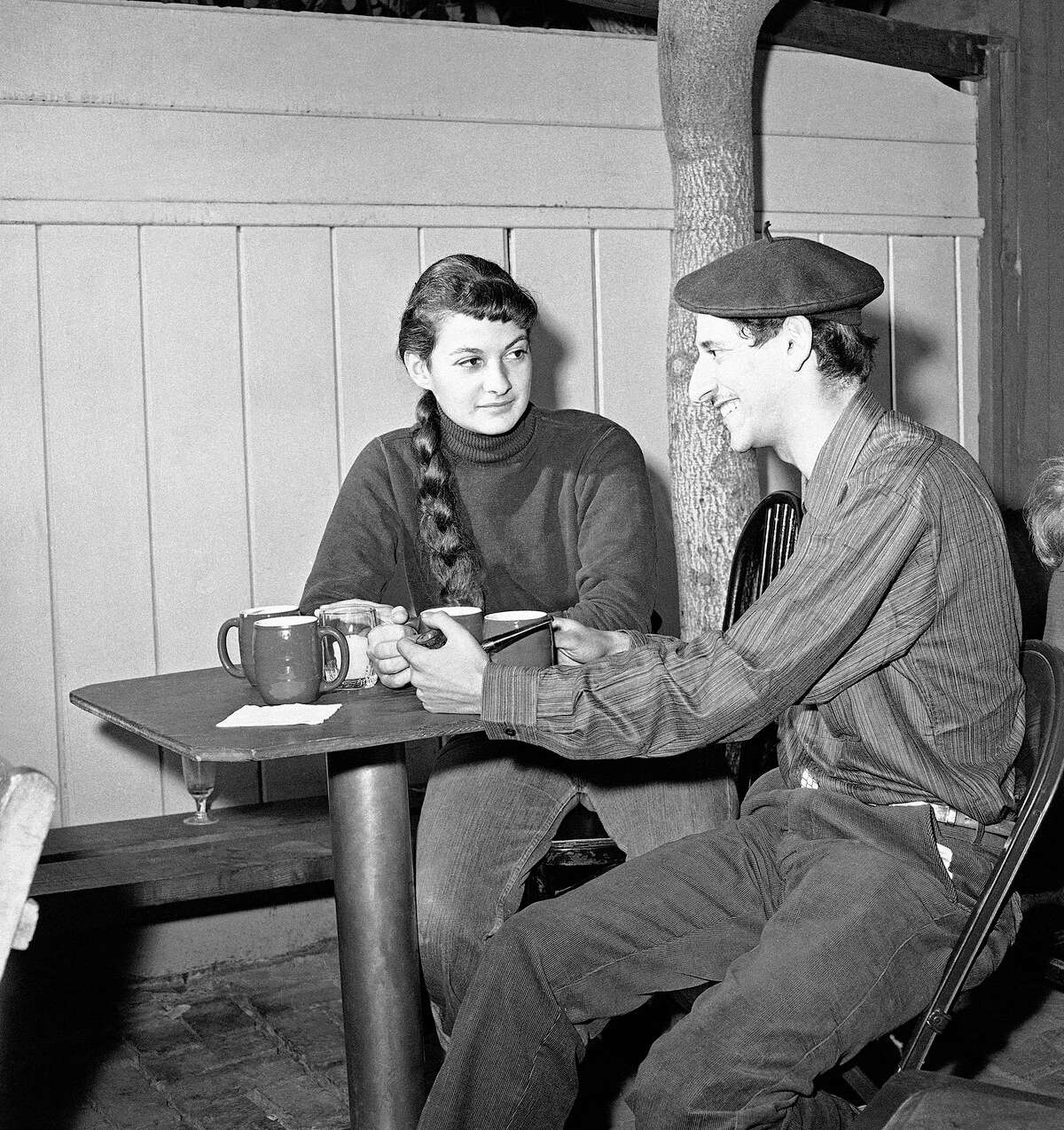 Lenore Kandel y Marty Canter tomando café en una cafetería de Hollywood en Los Ángeles el 12 de noviembre de 1958. 