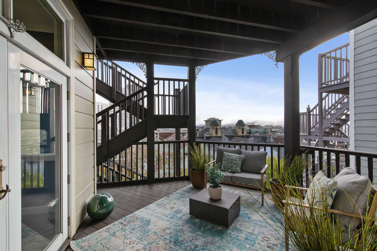 El piso debajo de la antigua casa en el último piso de Janis Joplin ha salido al mercado, con una demanda de 1,8 millones de dólares. 