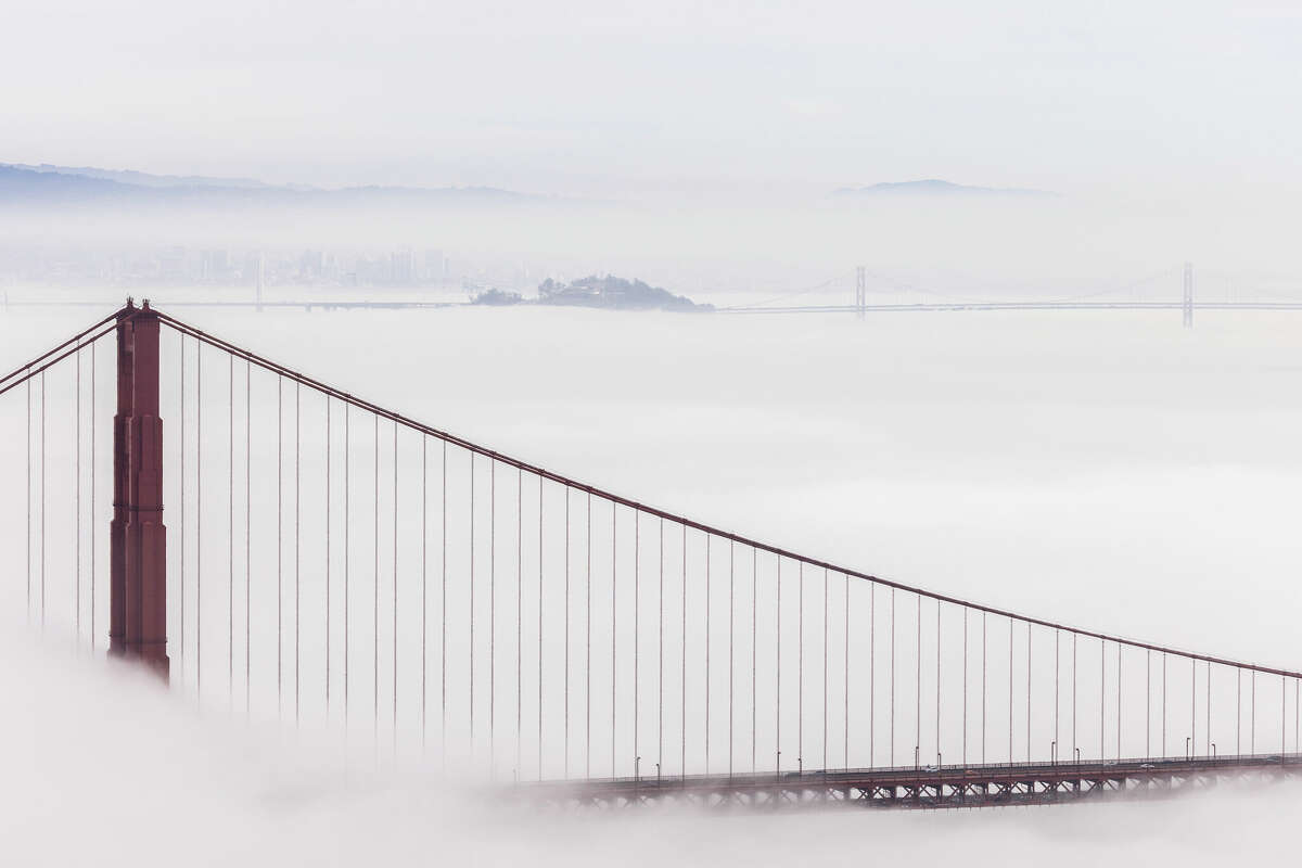 El puente Golden Gate y el puente de la bahía de Oakland se ven rodeados por una capa de niebla de Marin Headlands en Sausalito, California, el miércoles 2 de marzo de 2022. 