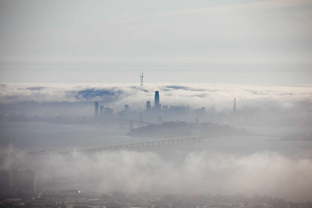 El centro de San Francisco está rodeado de niebla, visto desde Grizzly Peak Boulevard en Tilden Park en Berkeley, California, el 18 de julio de 2021.