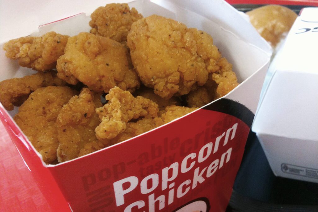 KFC elimina el pollo con palomitas de maíz y más de los menús en todo el país