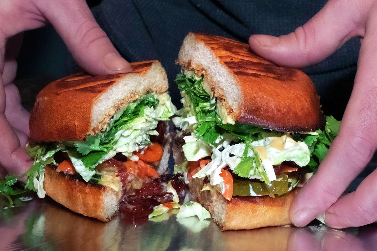 Una vista detallada del sándwich banh mi, uno de los elementos más populares del menú en Timmy's Brown Bag, en Placerville, California. 