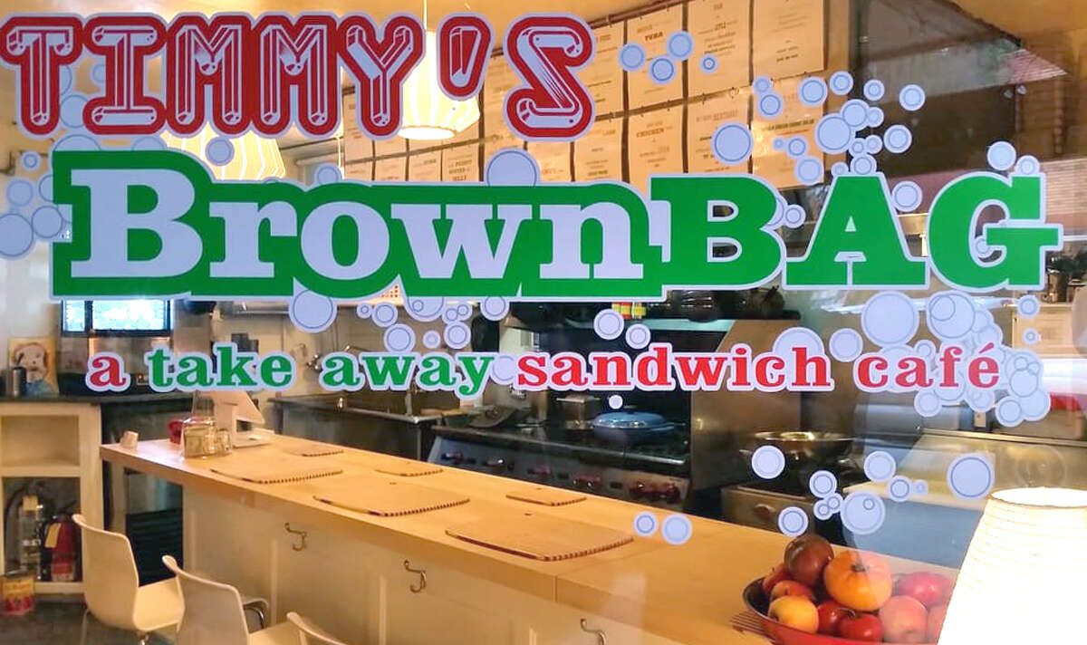 El escaparate de la tienda de sándwiches Timmy's Brown Bag, en Placerville, California.
