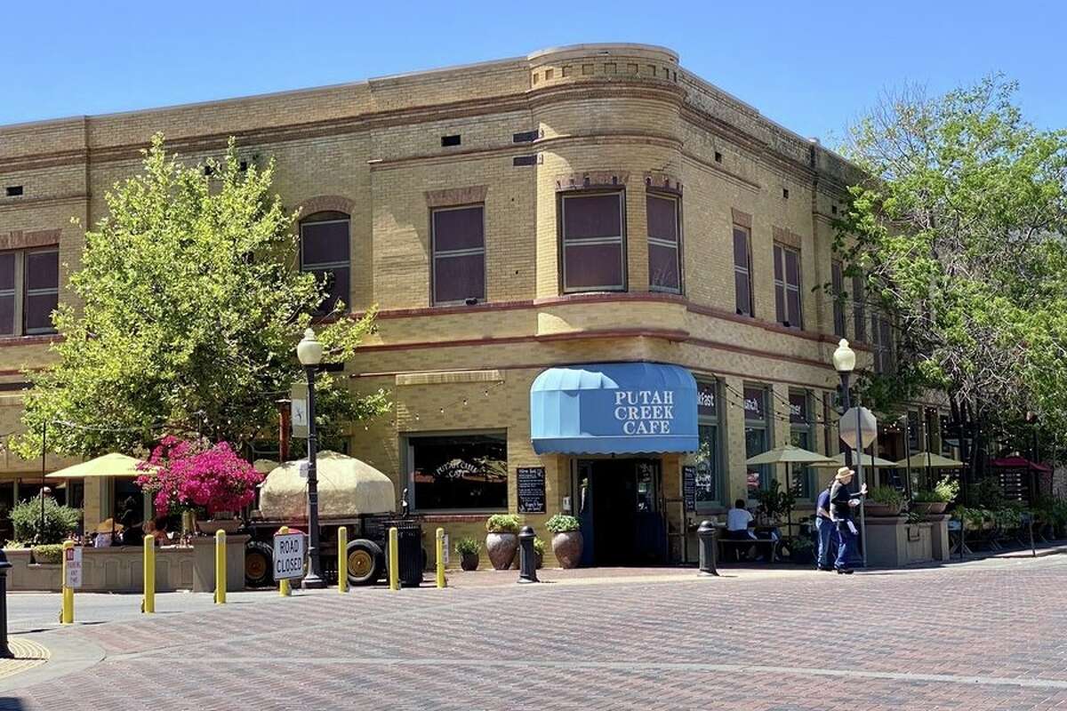 En Main Street en Winters, California, Putah Creek Cafe ofrece una deliciosa comida si se dirige al lago Tahoe.