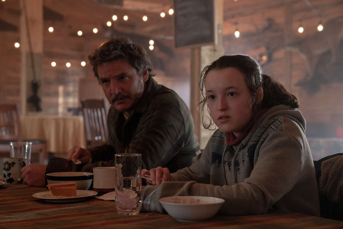 Pedro Pascal y Bella Ramsey en HBO Max's "El último de nosotros."