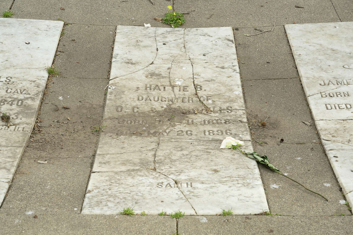 Lápida de Hattie B. Wells Dunham en Oak Hill Memorial Park en San José, California, 16 de febrero de 2023.