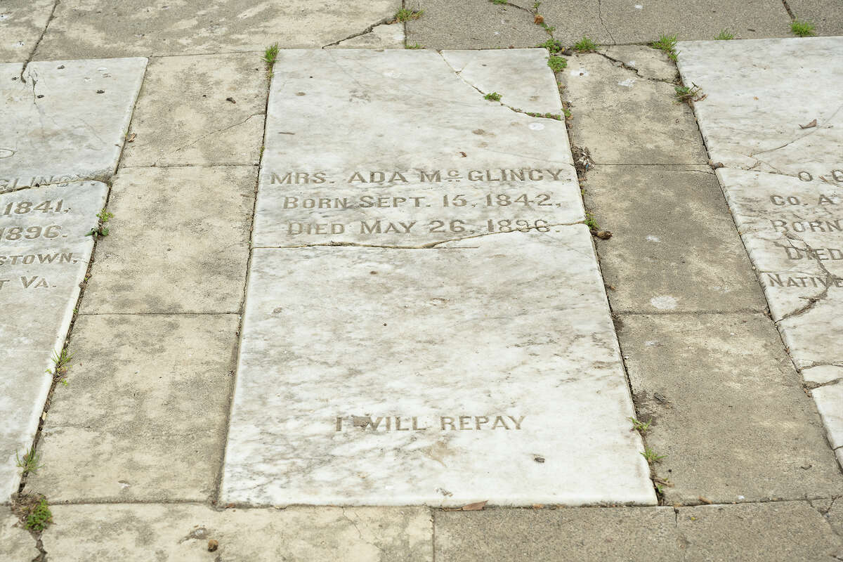 Lápida de Ada McGlincy en Oak Hill Memorial Park en San José, California, 16 de febrero de 2023.