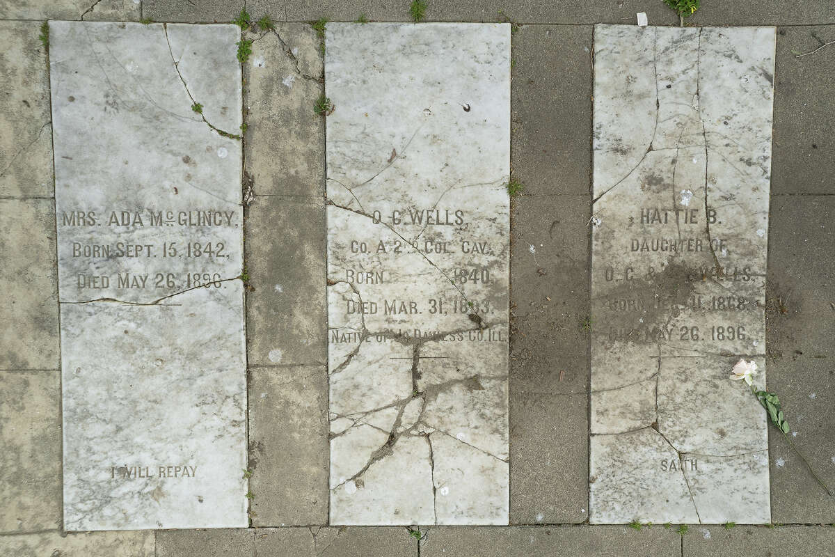 Lápidas de las víctimas de los asesinatos de McGlincy en 1896 en Oak Hill Memorial Park en San José, California, el 16 de febrero de 2023.