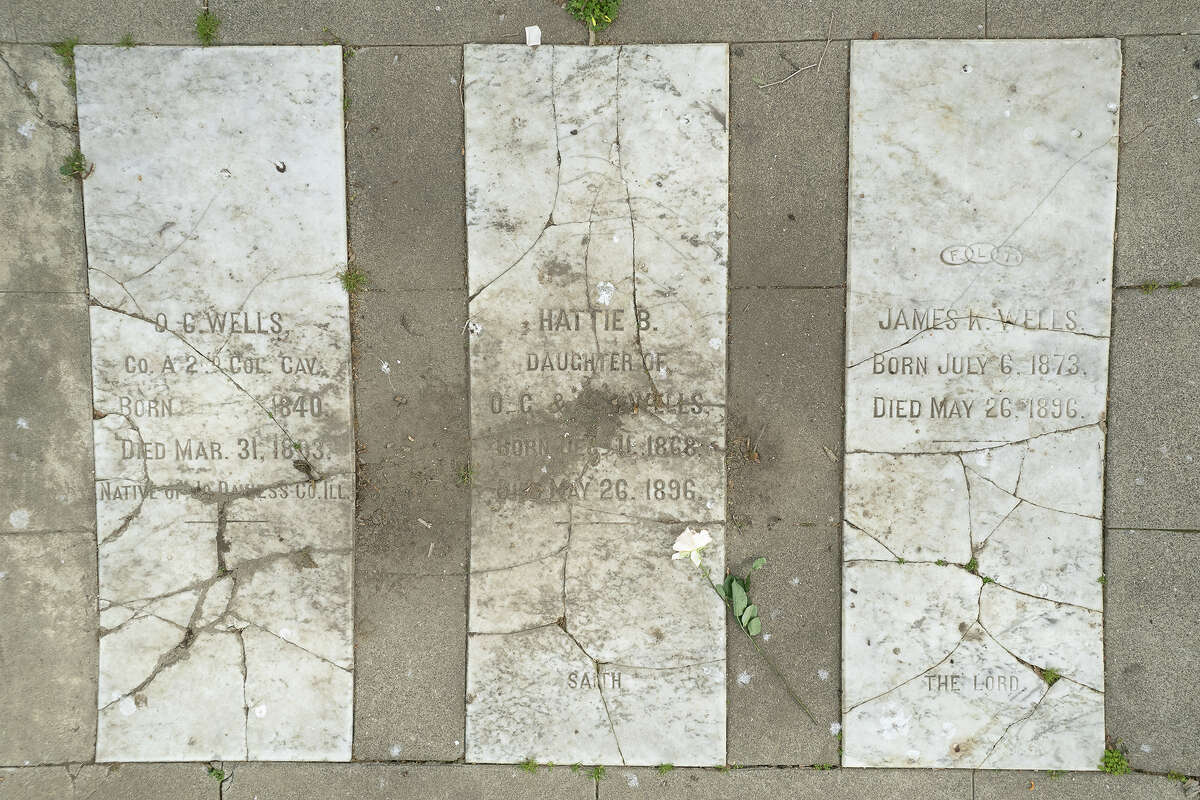 Lápidas de las víctimas de los asesinatos de McGlincy en 1896 en Oak Hill Memorial Park en San José, California, el 16 de febrero de 2023.