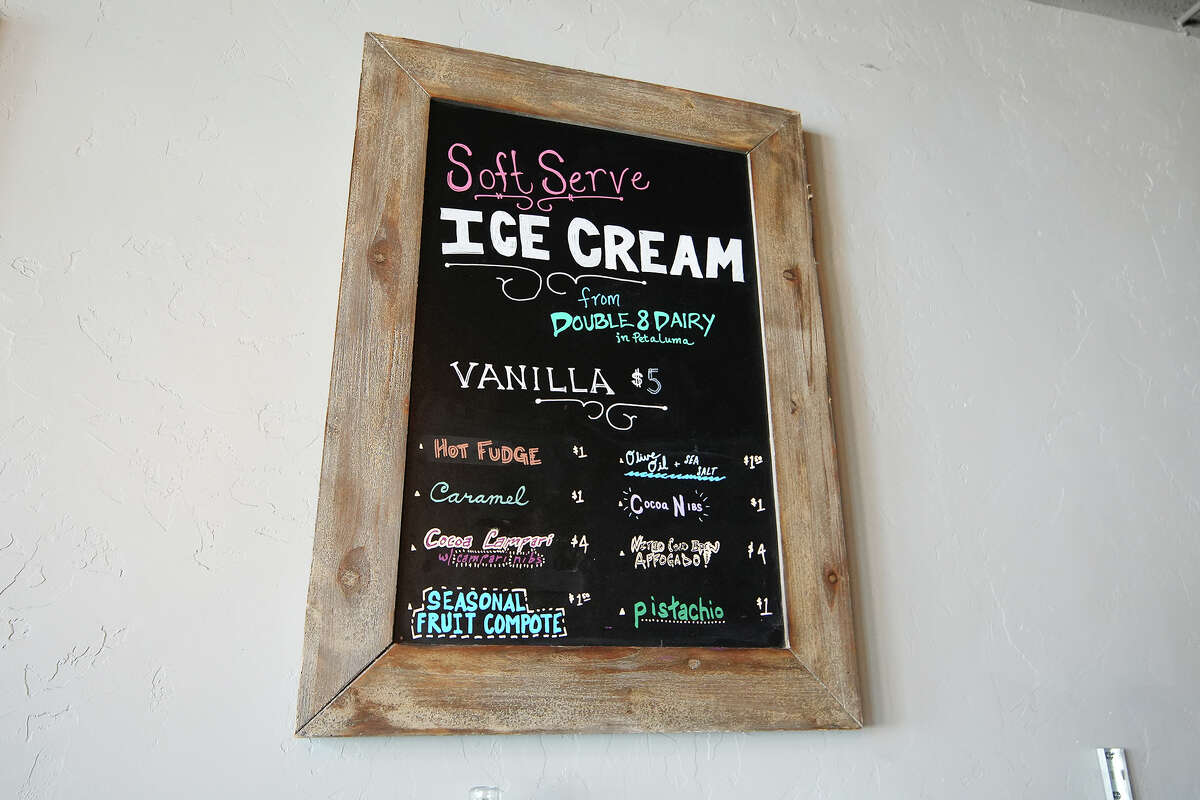 Menú de helados en la pizarra de Old Town Tap (Suzie Dundas/SFGate)
