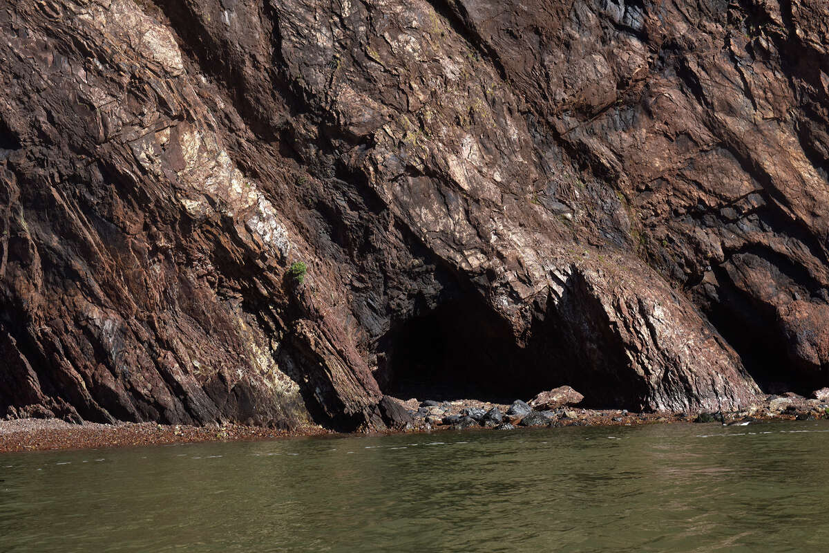Una vista de una de varias cuevas que salpican el borde occidental de Red Rock Island, vista desde un kayak de mar el miércoles 8 de febrero de 2023.