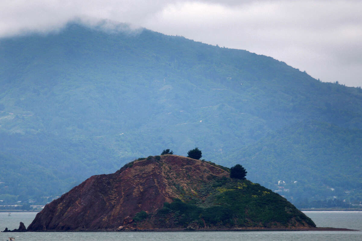 Red Rock Island se ve frente al monte Tamalpais desde Point Richmond, California, el martes 9 de junio de 2009. 